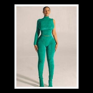 💋TWO PIECE SET w/ MOCK TURTLENECK AND FOOTIE PENCIL PANT!!!